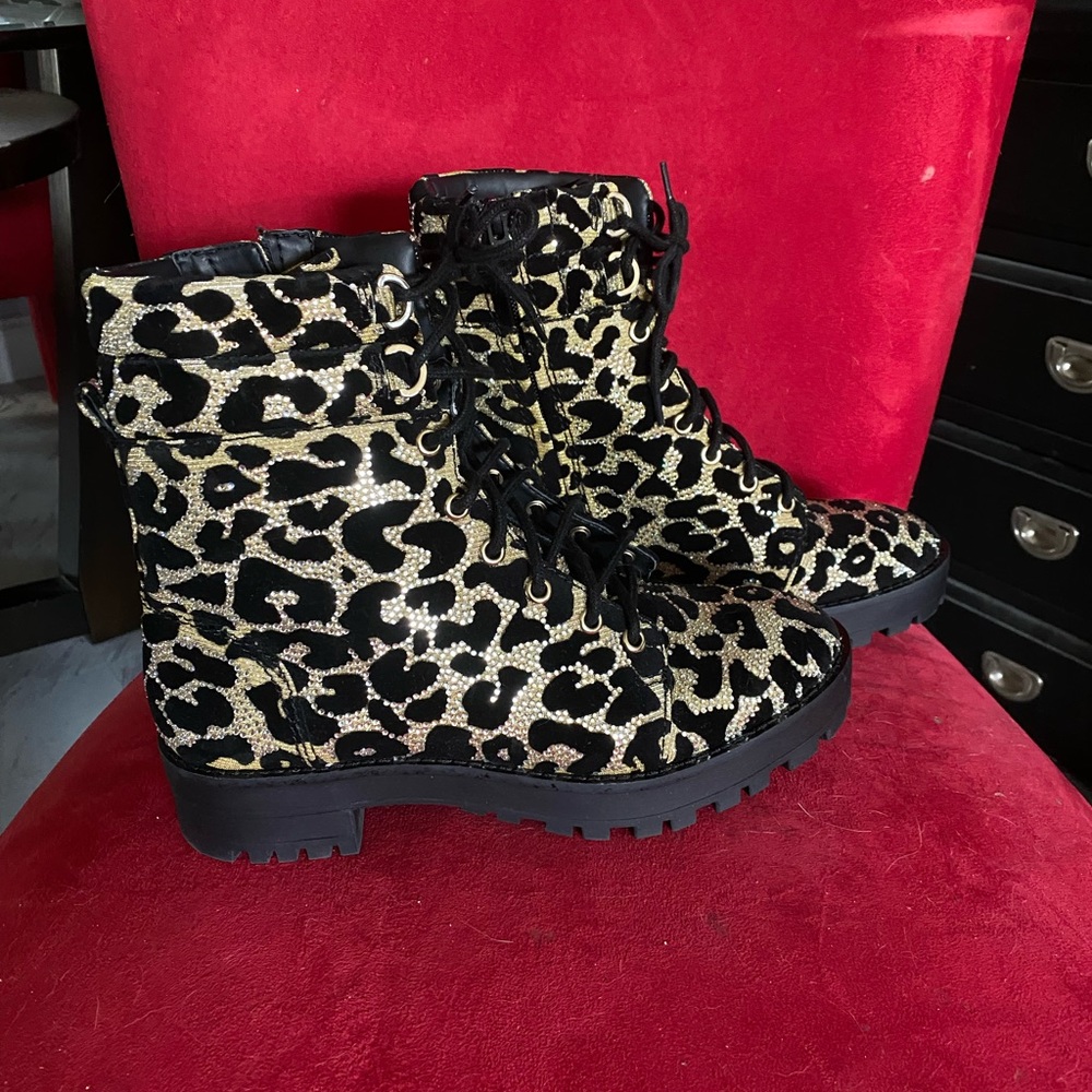 BNIB Gianni Bini jeweled boots